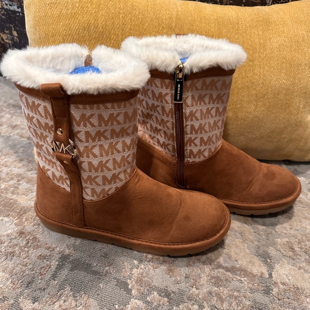 Michael Kors Girls Tan Suede Fur Boots Size 2 - Picture 2 of 5